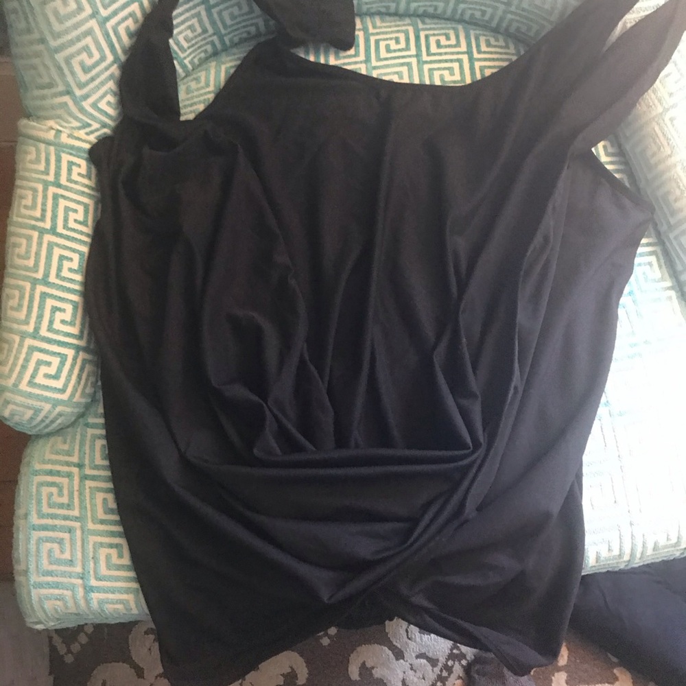Fabletics open back tank with snap on sports bra.